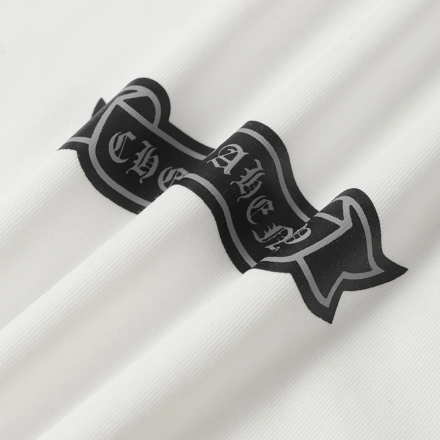 🅿️180 CHROME HEARTS/Chrome Heart CH foam printed short-sleeved T-shirt The fabric is made of 280g heavy combed cotton, customized with 32 count 1*1 threads, and washed twice for ready-to-wear. The fabric is comfortable and skin-friendly without any strange feeling. Custom-dyed fabric, with high textile density, good drape, and not easy to deform. The thick texture and tight spinning process will not affect the breathability of the fabric. The color saturation is very high. Imported digital direct-injection printing technology. A versatile and good-looking short-sleeve. The loose version covers the flesh and makes you look slimmer. It is the same style for men and women. It has three complete standards. Color: Black-White Size: XS-L